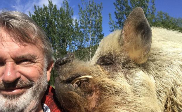 Sam Neill en uno de los selfies con los animales de su granja que acostumbra a tuitear.