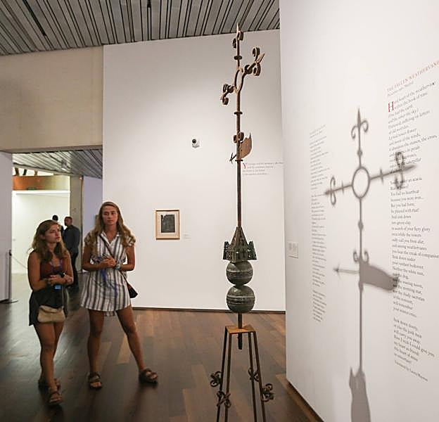 Observando la exposición.