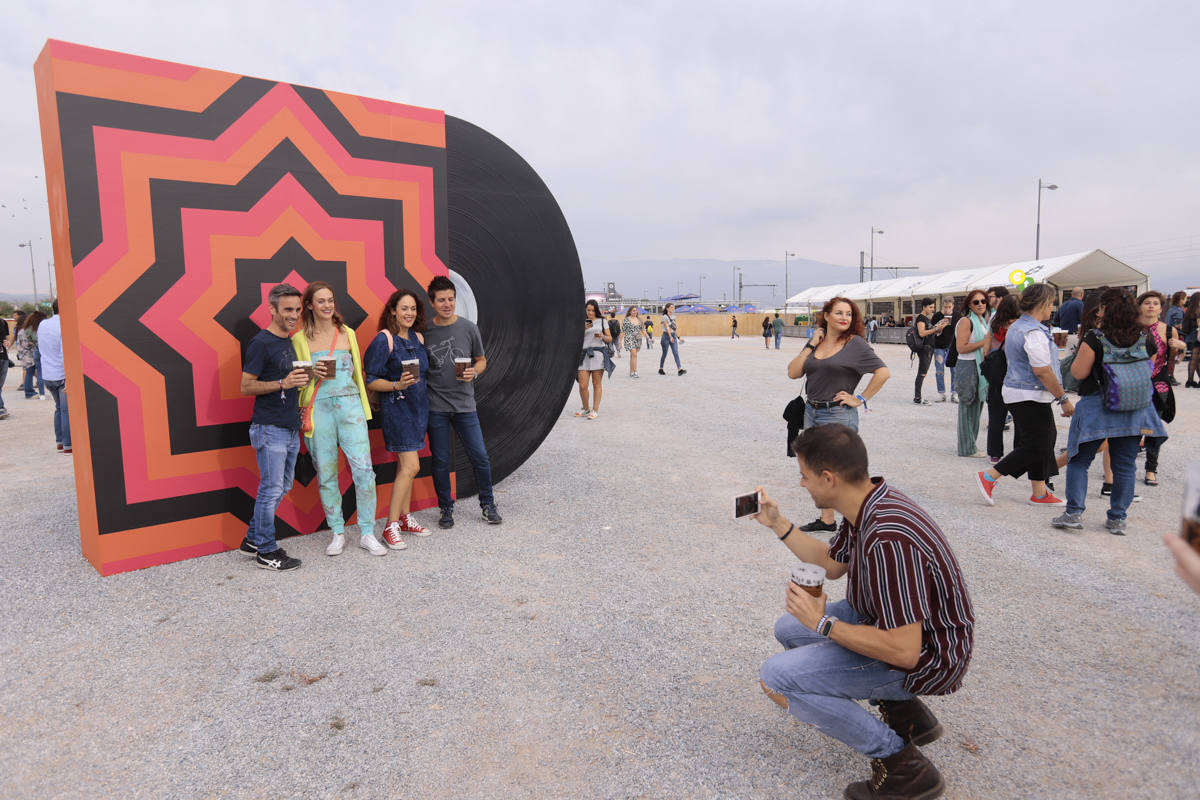 El festival con el que 'acaba el verano' reúne a miles de personas en el Cortijo del Conde de Granada 