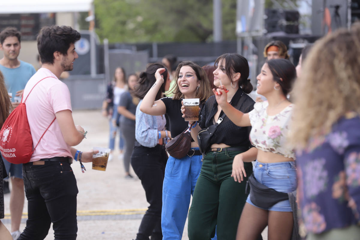 El festival con el que 'acaba el verano' reúne a miles de personas en el Cortijo del Conde de Granada 