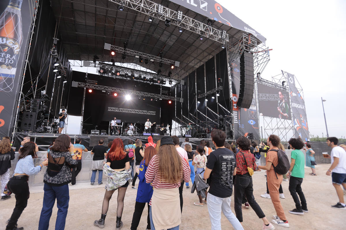 El festival con el que 'acaba el verano' reúne a miles de personas en el Cortijo del Conde de Granada 