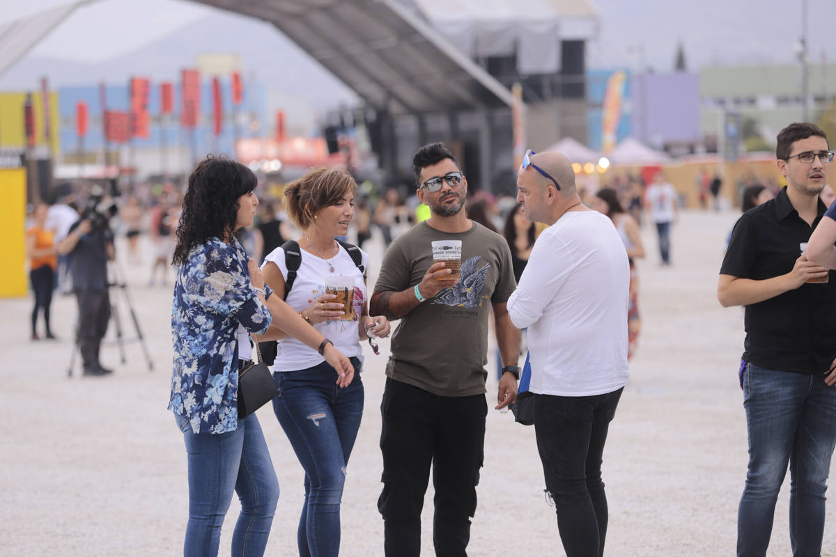 El festival con el que 'acaba el verano' reúne a miles de personas en el Cortijo del Conde de Granada 