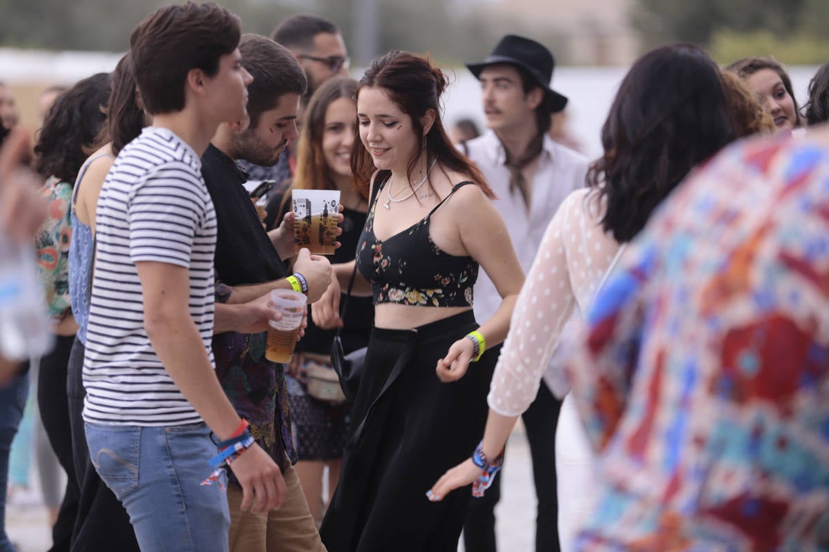 El festival con el que 'acaba el verano' reúne a miles de personas en el Cortijo del Conde de Granada 