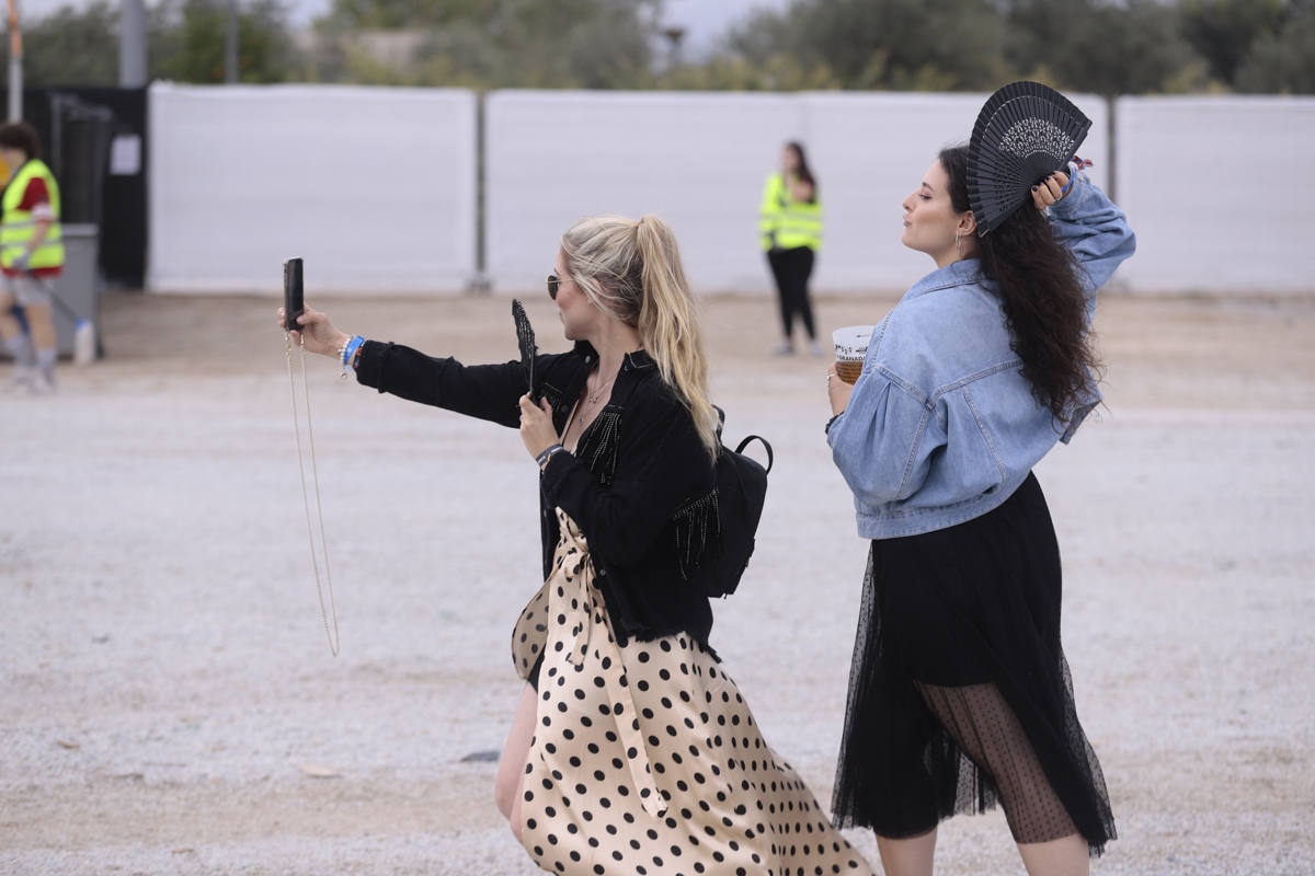 El festival con el que 'acaba el verano' reúne a miles de personas en el Cortijo del Conde de Granada 