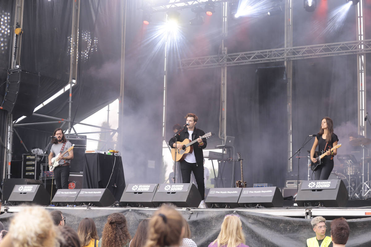 El festival con el que 'acaba el verano' reúne a miles de personas en el Cortijo del Conde de Granada 