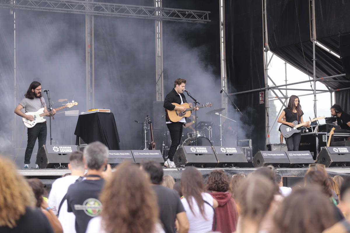 El festival con el que 'acaba el verano' reúne a miles de personas en el Cortijo del Conde de Granada 