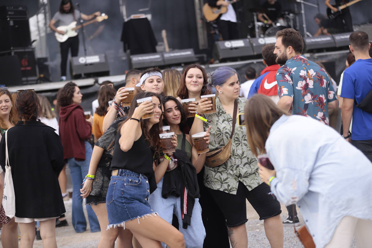 El festival con el que 'acaba el verano' reúne a miles de personas en el Cortijo del Conde de Granada 