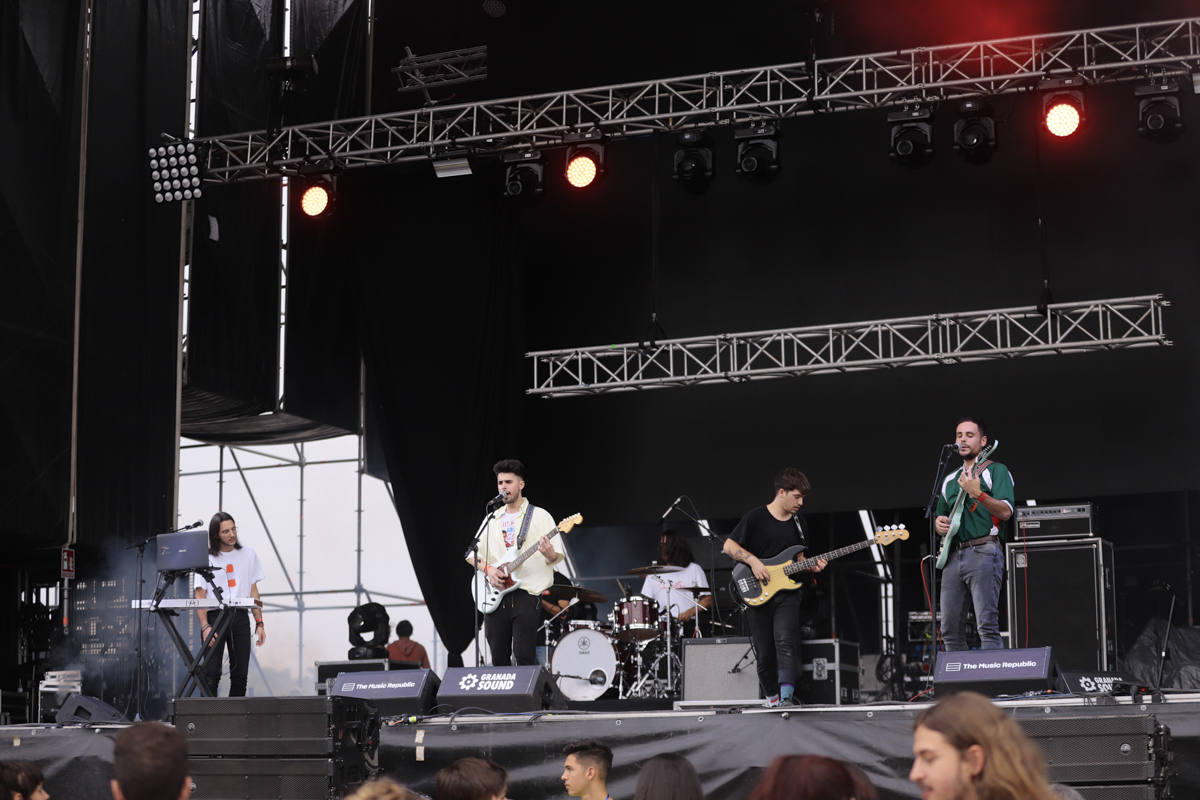 El festival con el que 'acaba el verano' reúne a miles de personas en el Cortijo del Conde de Granada 