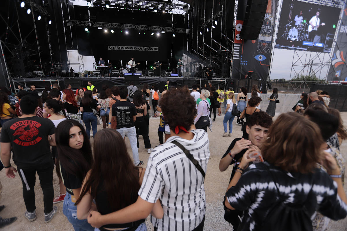 El festival con el que 'acaba el verano' reúne a miles de personas en el Cortijo del Conde de Granada 