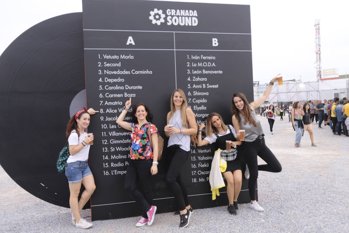 El festival con el que 'acaba el verano' reúne a miles de personas en el Cortijo del Conde de Granada 