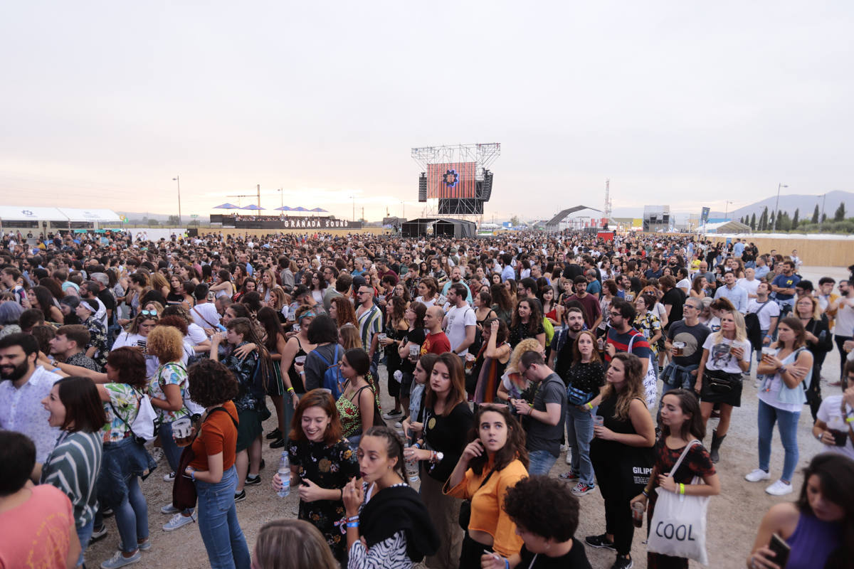 El festival con el que 'acaba el verano' reúne a miles de personas en el Cortijo del Conde de Granada 