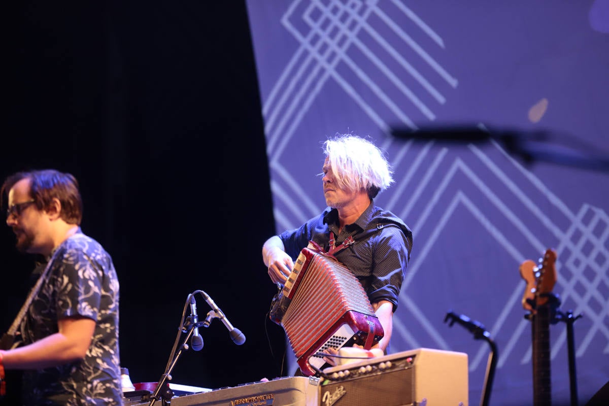 El festival con el que 'acaba el verano' reúne a miles de personas en el Cortijo del Conde de Granada 