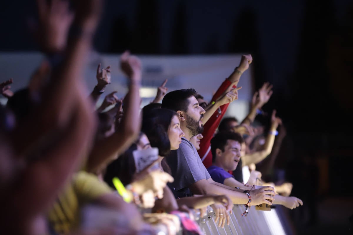 El festival con el que 'acaba el verano' reúne a miles de personas en el Cortijo del Conde de Granada 