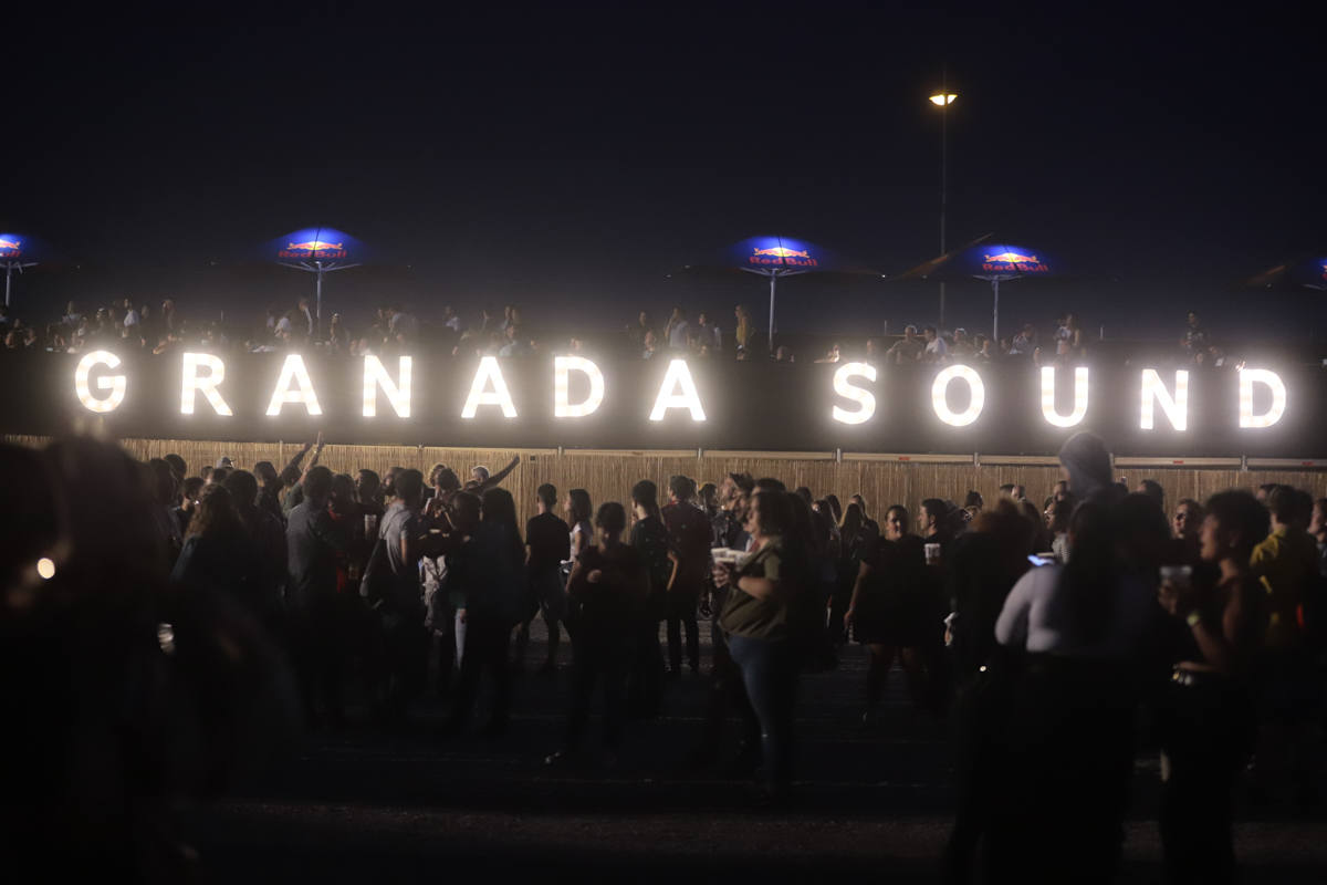 El festival con el que 'acaba el verano' reúne a miles de personas en el Cortijo del Conde de Granada 