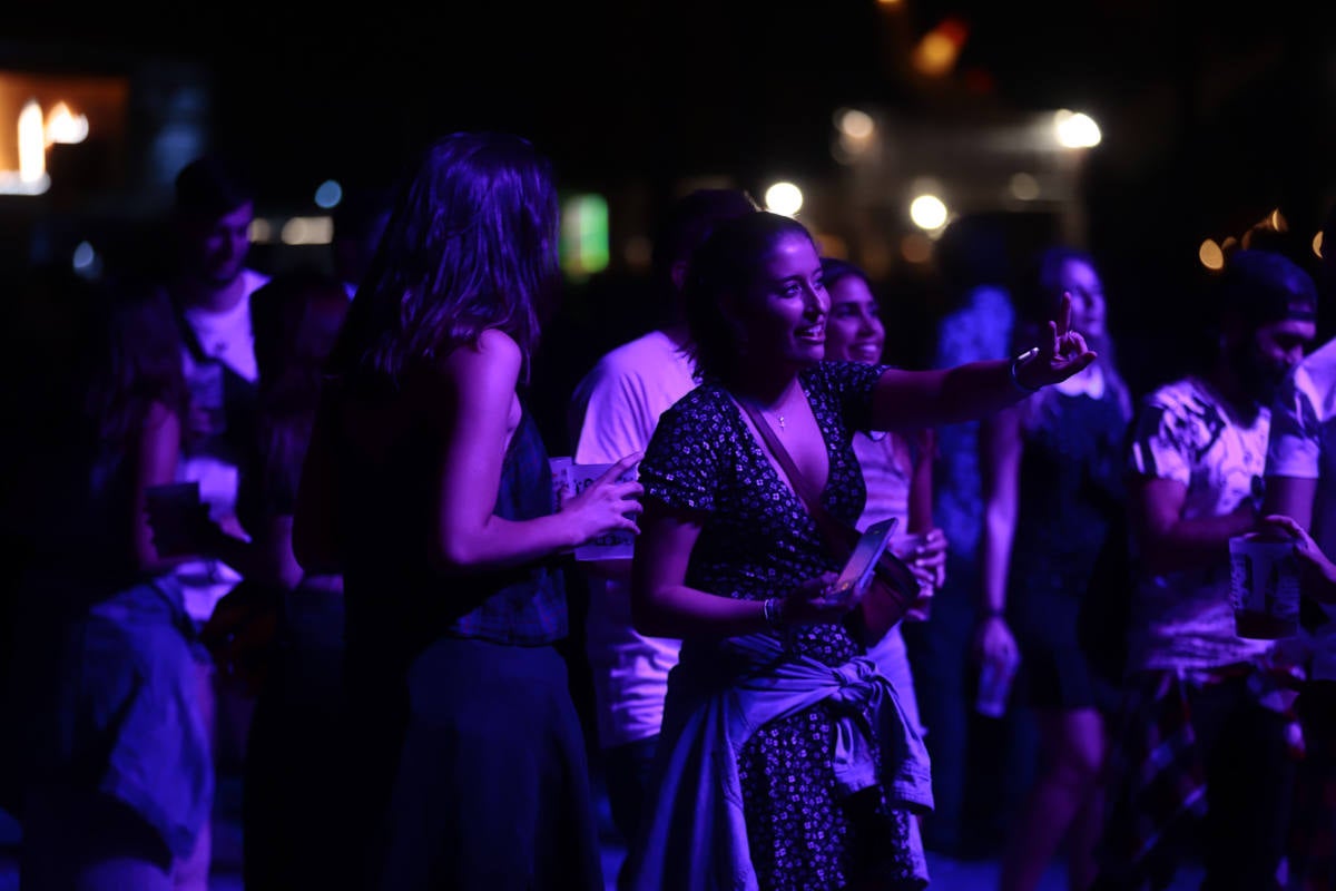 El festival con el que 'acaba el verano' reúne a miles de personas en el Cortijo del Conde de Granada 