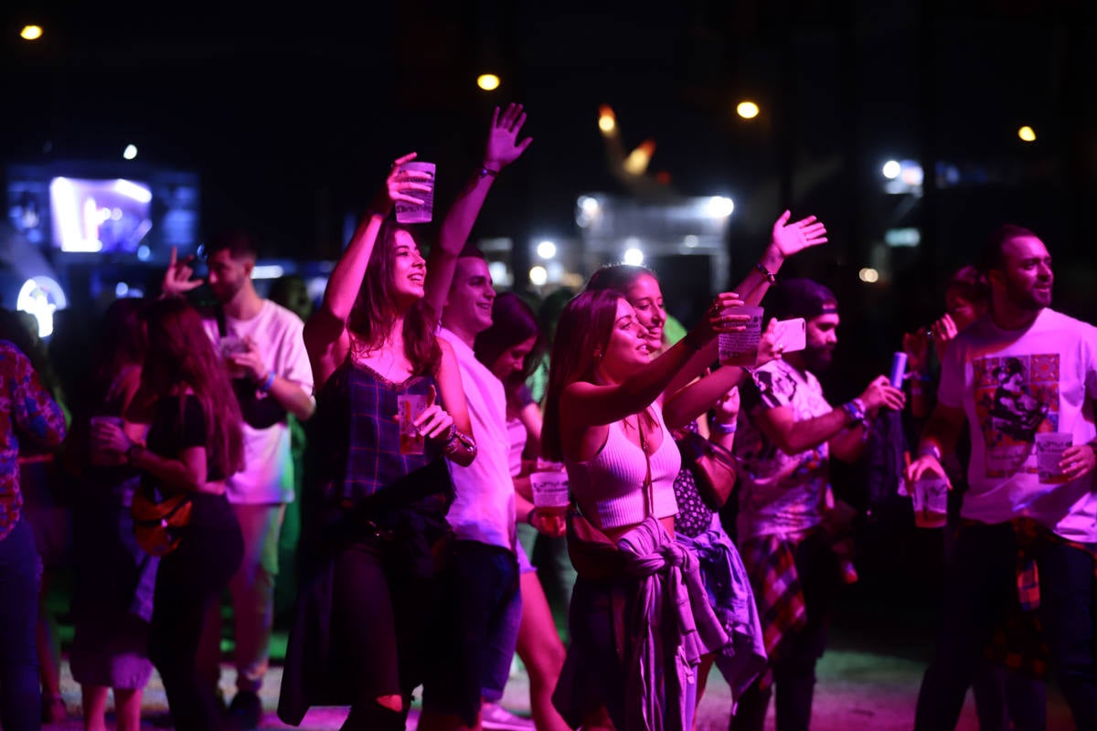 El festival con el que 'acaba el verano' reúne a miles de personas en el Cortijo del Conde de Granada 