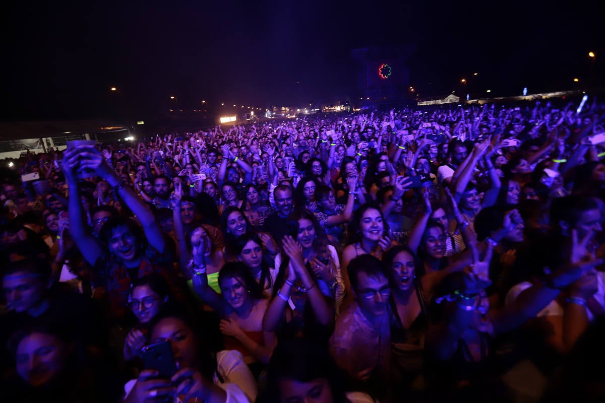 El festival con el que 'acaba el verano' reúne a miles de personas en el Cortijo del Conde de Granada 