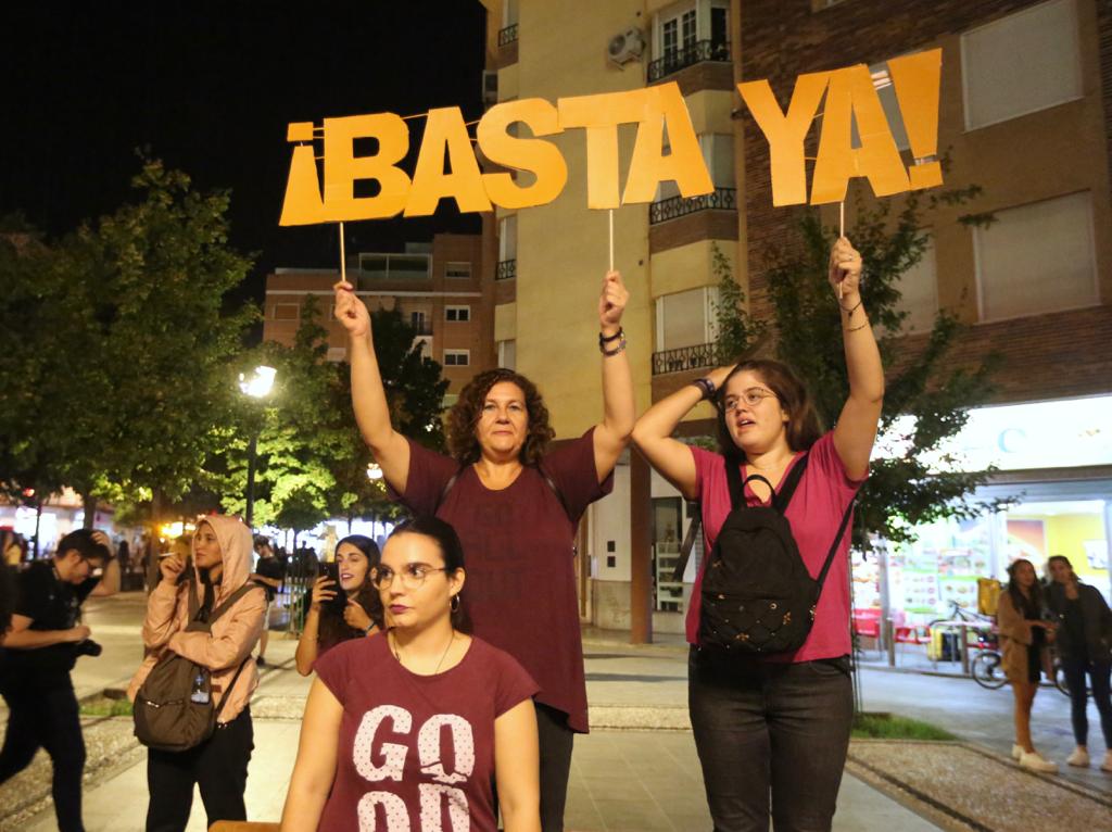 Miles de personas convierten el Centro de la ciudad en violeta con una movilización para exigir seguridad «al volver a casa» y acabar con las muertes por violencia de género 