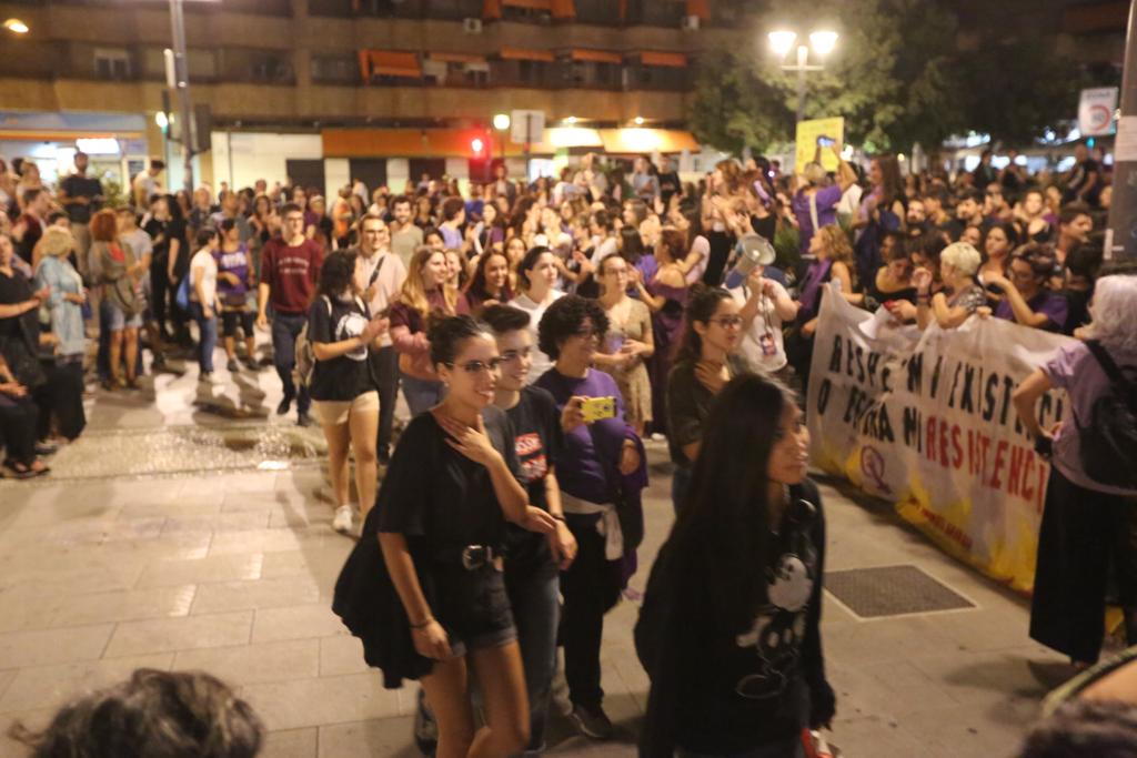 Miles de personas convierten el Centro de la ciudad en violeta con una movilización para exigir seguridad «al volver a casa» y acabar con las muertes por violencia de género 