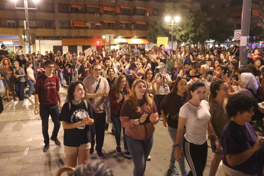 Miles de personas convierten el Centro de la ciudad en violeta con una movilización para exigir seguridad «al volver a casa» y acabar con las muertes por violencia de género 