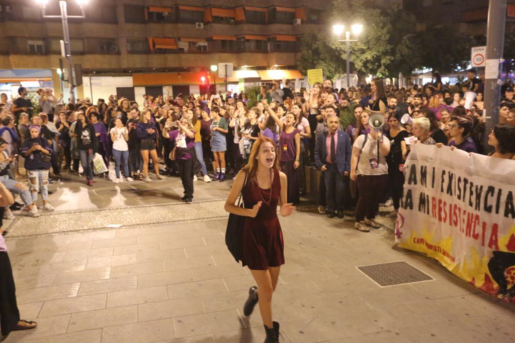 Miles de personas convierten el Centro de la ciudad en violeta con una movilización para exigir seguridad «al volver a casa» y acabar con las muertes por violencia de género 