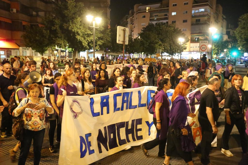 Miles de personas convierten el Centro de la ciudad en violeta con una movilización para exigir seguridad «al volver a casa» y acabar con las muertes por violencia de género 