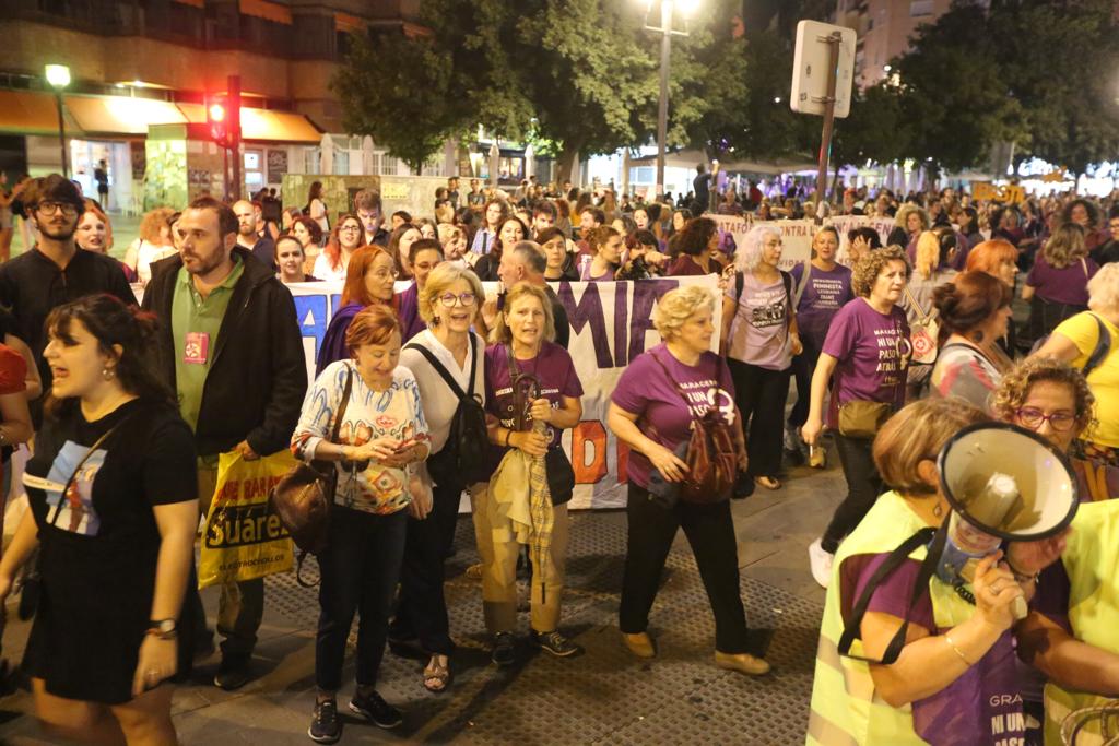Miles de personas convierten el Centro de la ciudad en violeta con una movilización para exigir seguridad «al volver a casa» y acabar con las muertes por violencia de género 