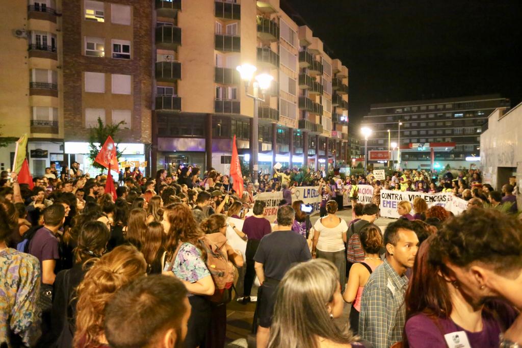Miles de personas convierten el Centro de la ciudad en violeta con una movilización para exigir seguridad «al volver a casa» y acabar con las muertes por violencia de género 