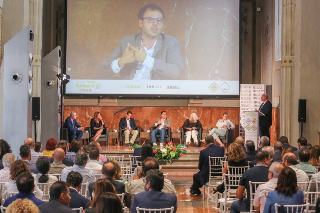 El Hotel Santa Paula ha acogido esta mañana las jornadas Bankia Forward, donde el CEO de Innsai, Jesús Navarro, ha repasado las principales tendencias de la innovación empresarial en un evento organizado por IDEAL