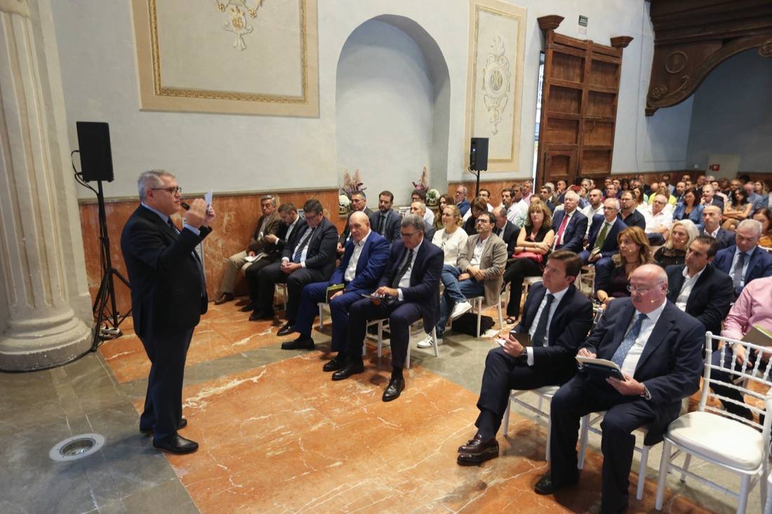 El Hotel Santa Paula ha acogido esta mañana las jornadas Bankia Forward, donde el CEO de Innsai, Jesús Navarro, ha repasado las principales tendencias de la innovación empresarial en un evento organizado por IDEAL