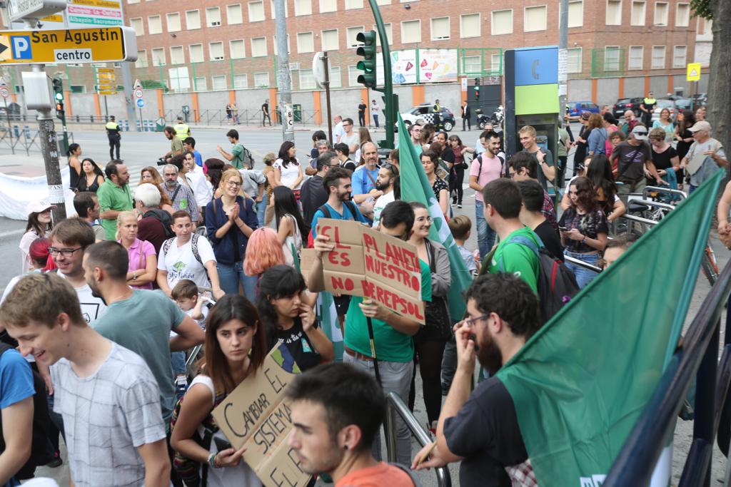 El evento ecologista ha caminado las calles de la capital en dirección al Ayuntamiento