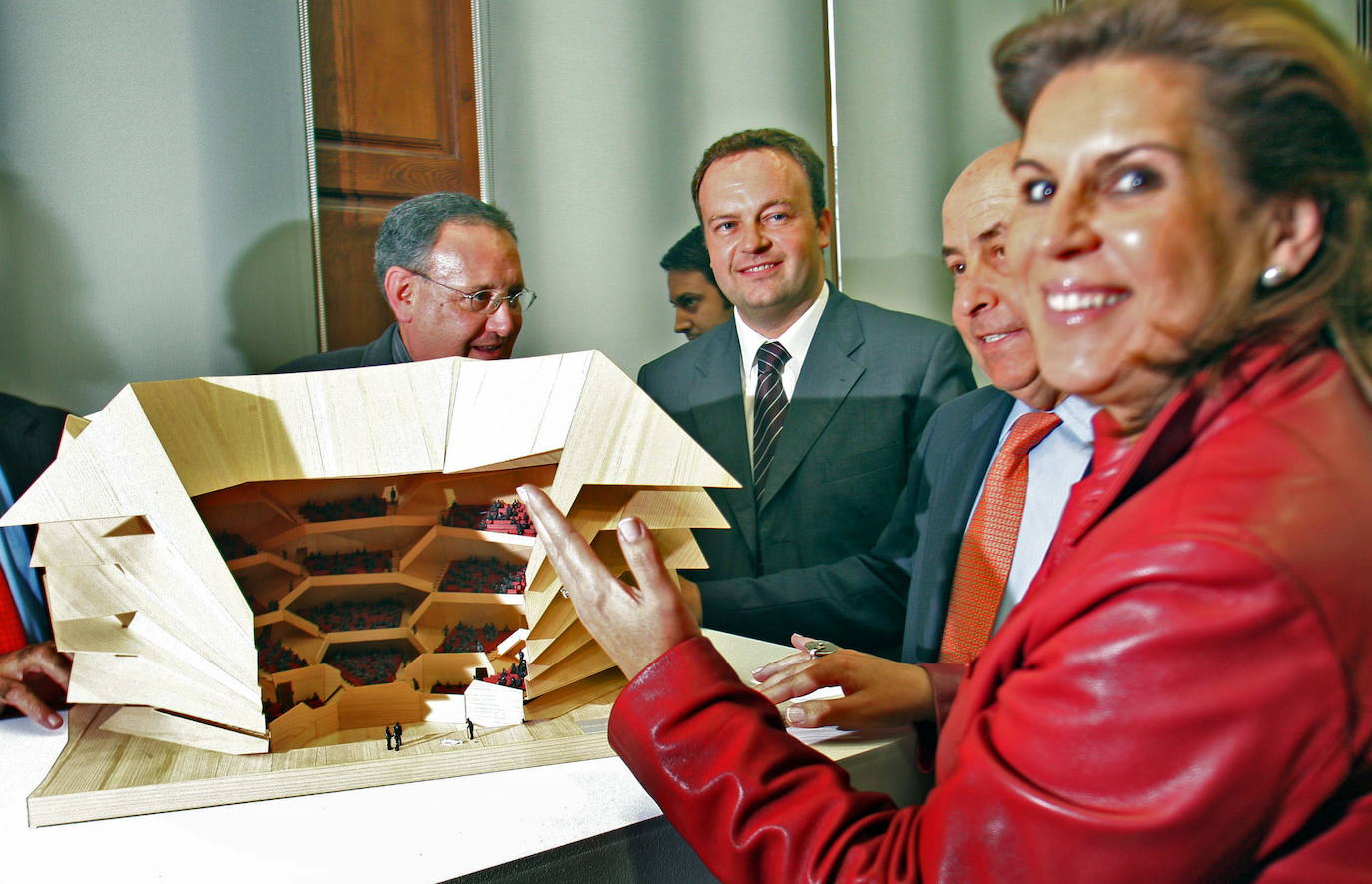 La ex consejera Rosa Torres posa con la maqueta del proyecto ganador.