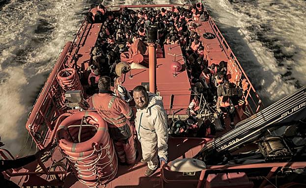 El reportero David Beriain, en un buque de Salvamento Marítimo que acaba de rescatar a un grupo de inmigrantes subsaharianos.