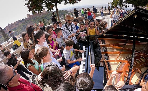 Uno de los pianos se instaló en el mirador de San Nicolás, enfrente de la Alhambra.