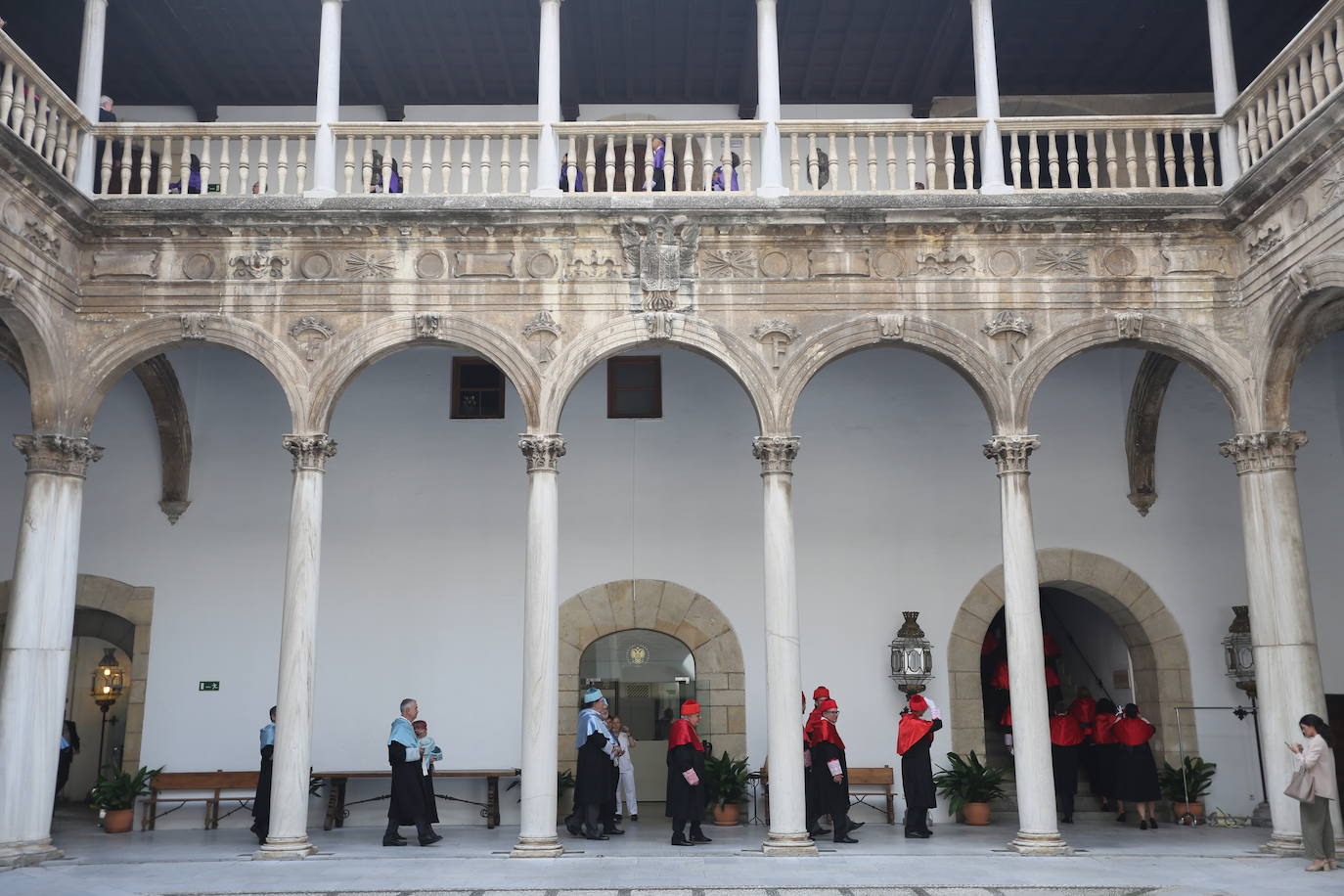 En la sede del Rectorado se celebró el acto académico que contó con una gran asistencia de miembros de la comunidad universitaria así como destacados representantes de otras instituciones y entidades públicas