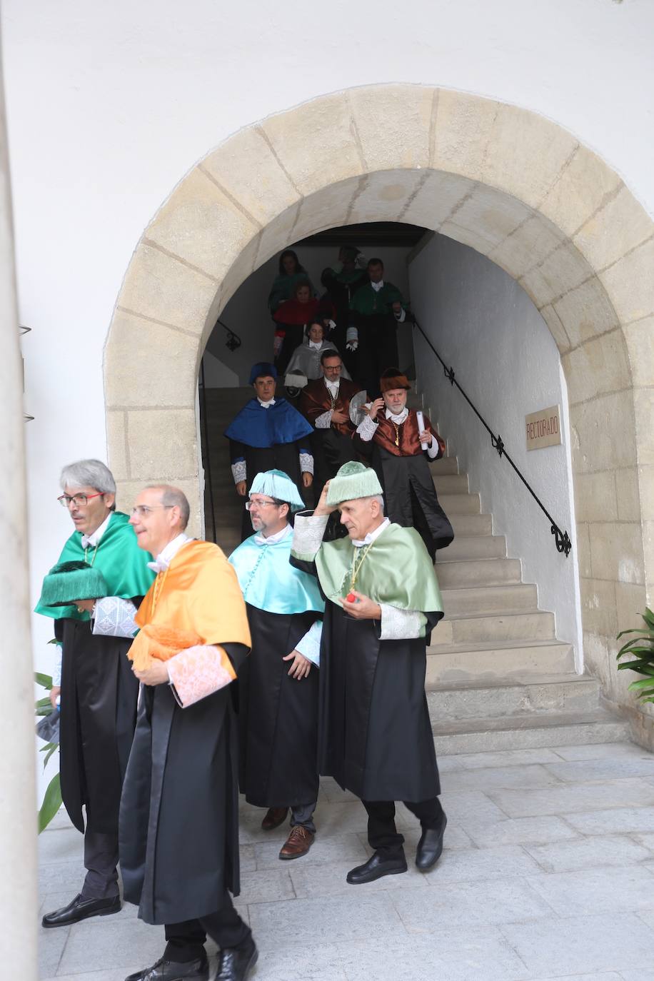 En la sede del Rectorado se celebró el acto académico que contó con una gran asistencia de miembros de la comunidad universitaria así como destacados representantes de otras instituciones y entidades públicas