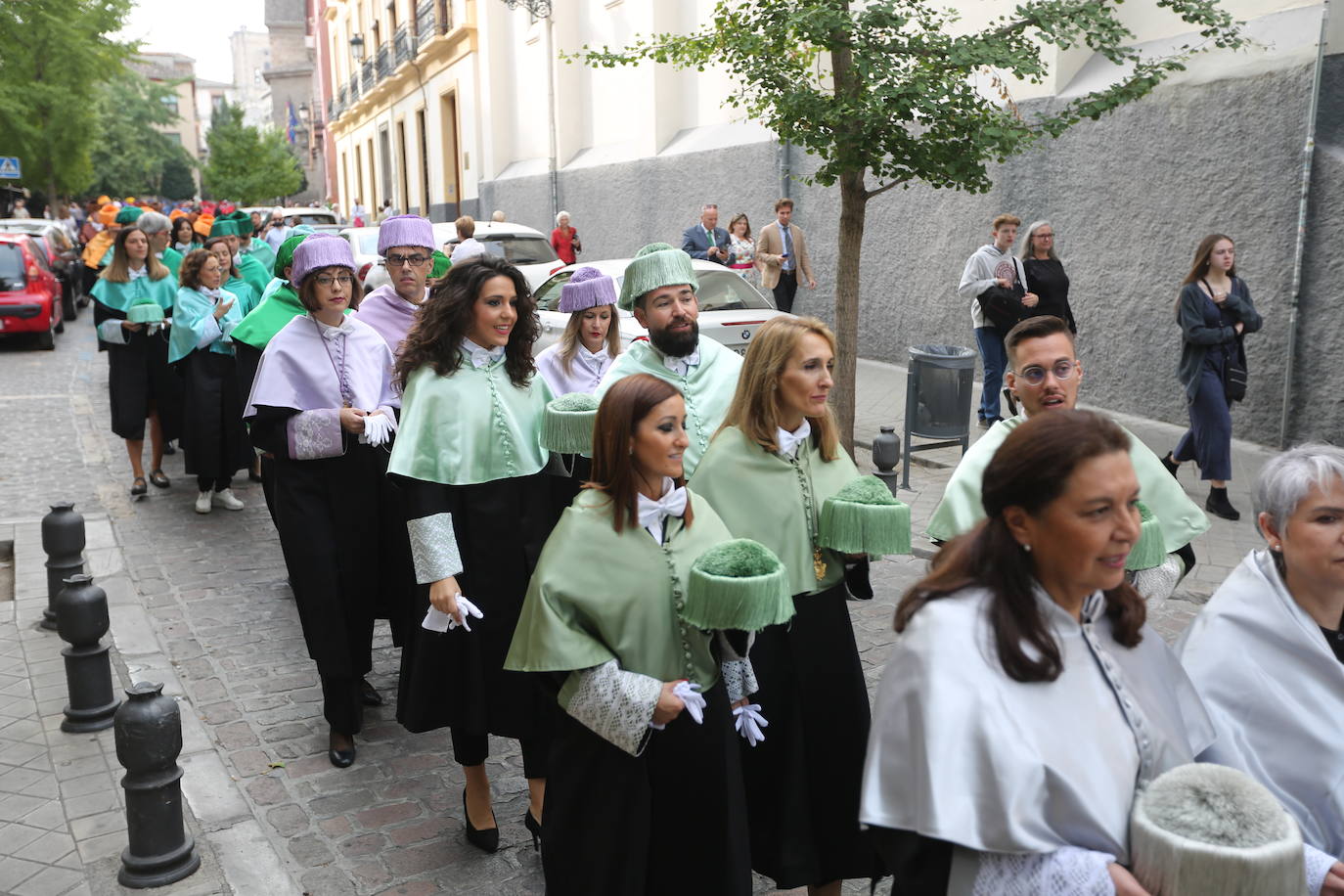 En la sede del Rectorado se celebró el acto académico que contó con una gran asistencia de miembros de la comunidad universitaria así como destacados representantes de otras instituciones y entidades públicas