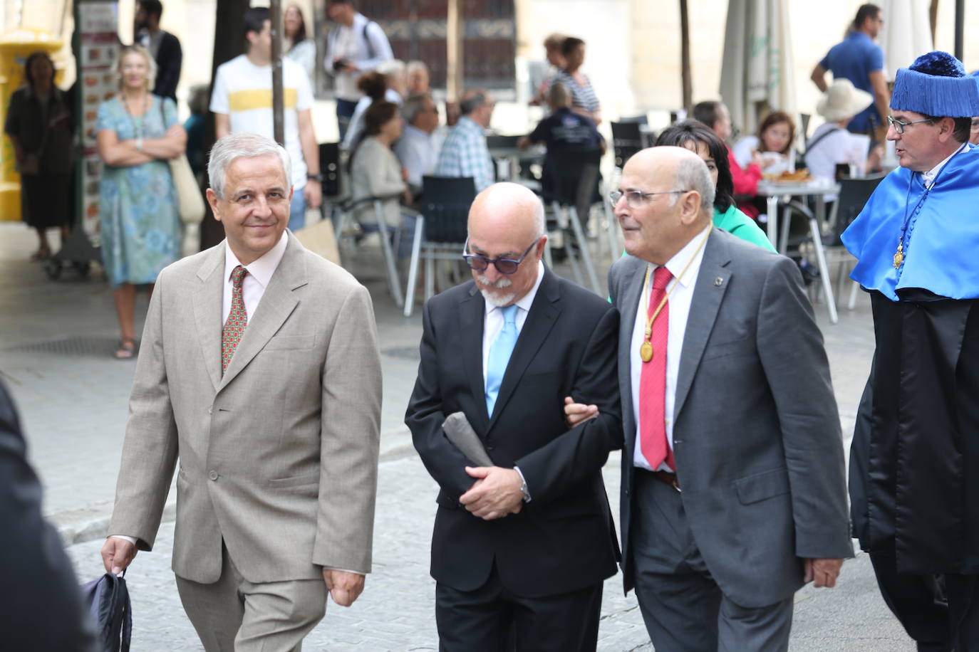 En la sede del Rectorado se celebró el acto académico que contó con una gran asistencia de miembros de la comunidad universitaria así como destacados representantes de otras instituciones y entidades públicas