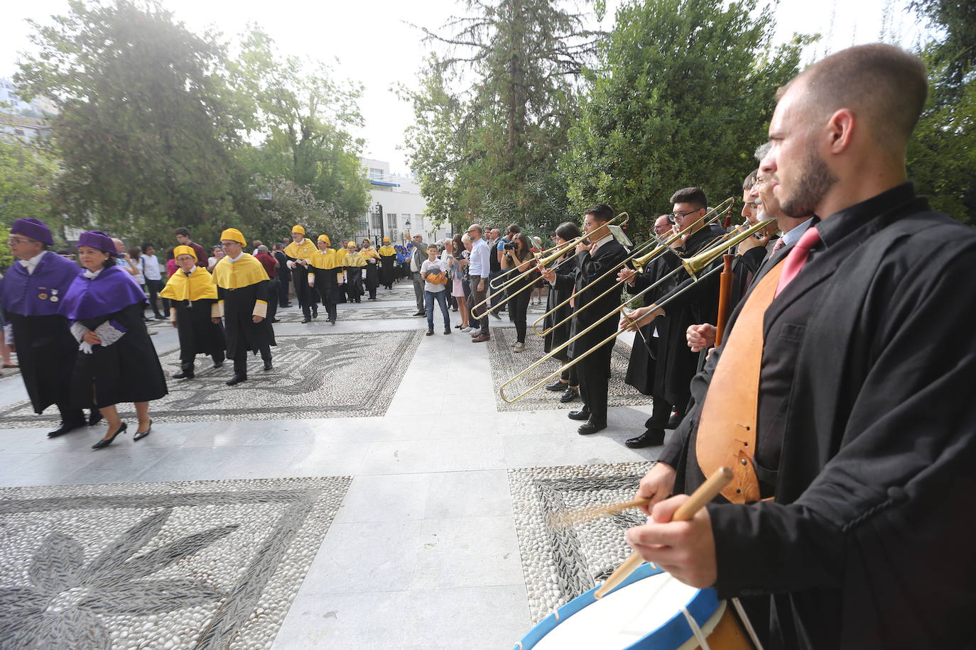 En la sede del Rectorado se celebró el acto académico que contó con una gran asistencia de miembros de la comunidad universitaria así como destacados representantes de otras instituciones y entidades públicas