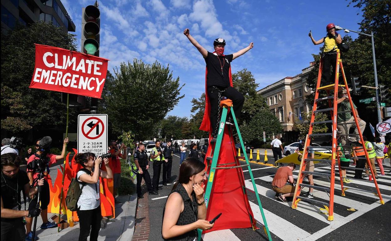 Activistas contra la crisis climática bloquearon vías estratégicas de Washington durante toda la jornada de la cumbre del clima.