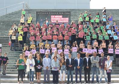 Imagen secundaria 1 - Una tabla periódica humana para dar la bienvenida a &#039;La Noche europea de los Investigadores&#039; en Granada