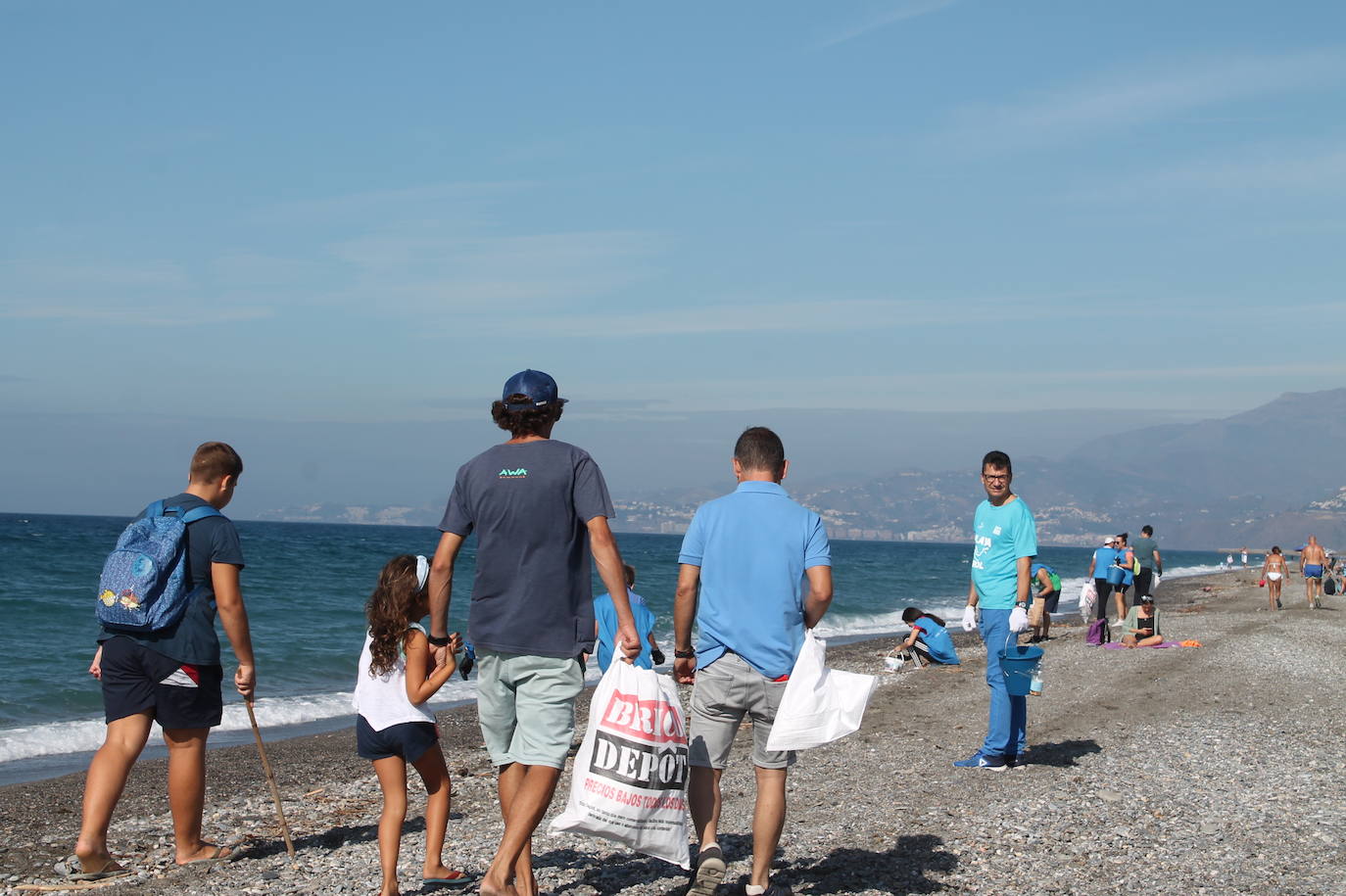 Más de mil personas se reúnen en cuatro municipios costeros de Granada y logran retirar más de 100.000 colillas y 900 kilos de basura en una hora 