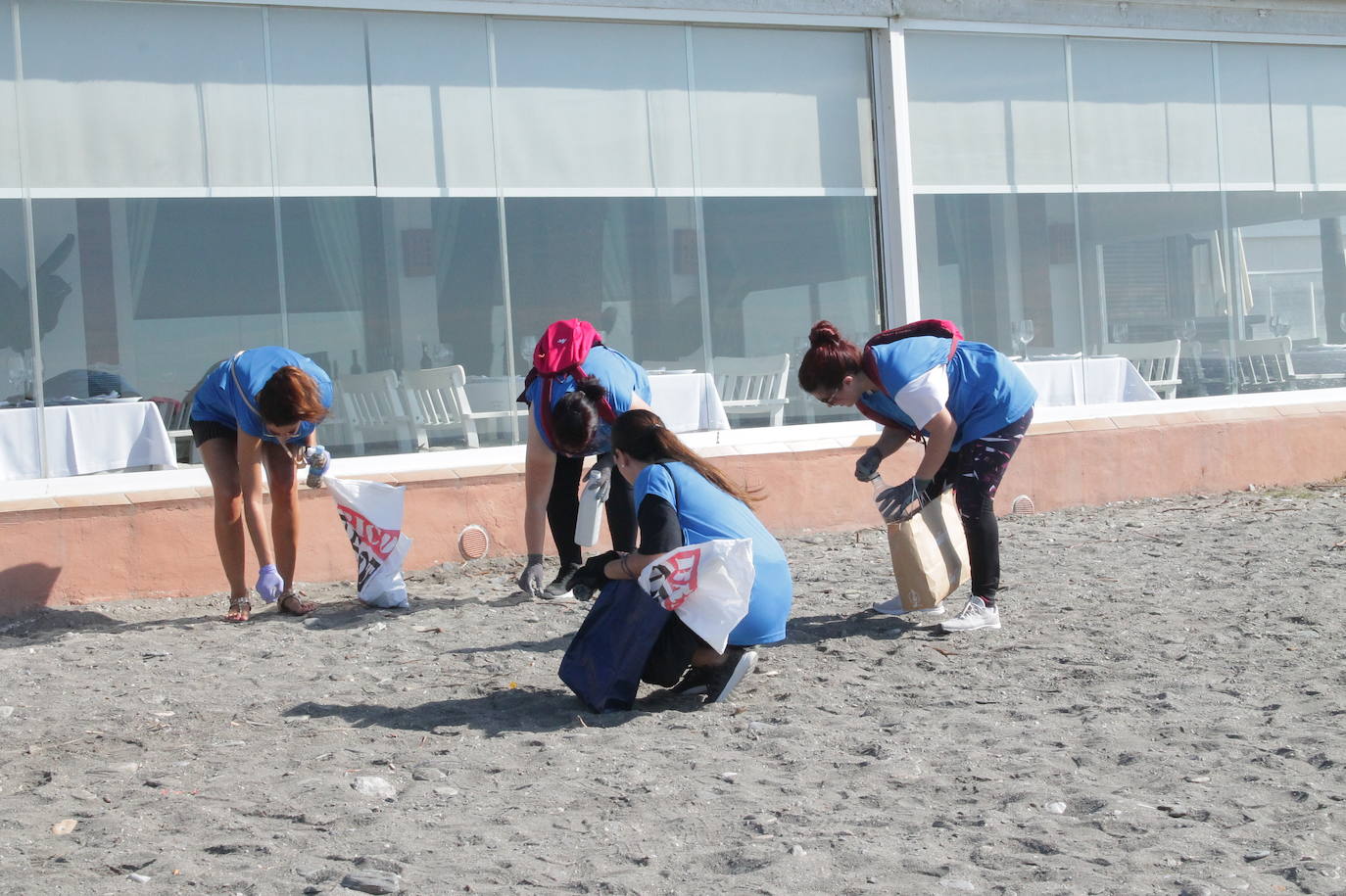 Más de mil personas se reúnen en cuatro municipios costeros de Granada y logran retirar más de 100.000 colillas y 900 kilos de basura en una hora 