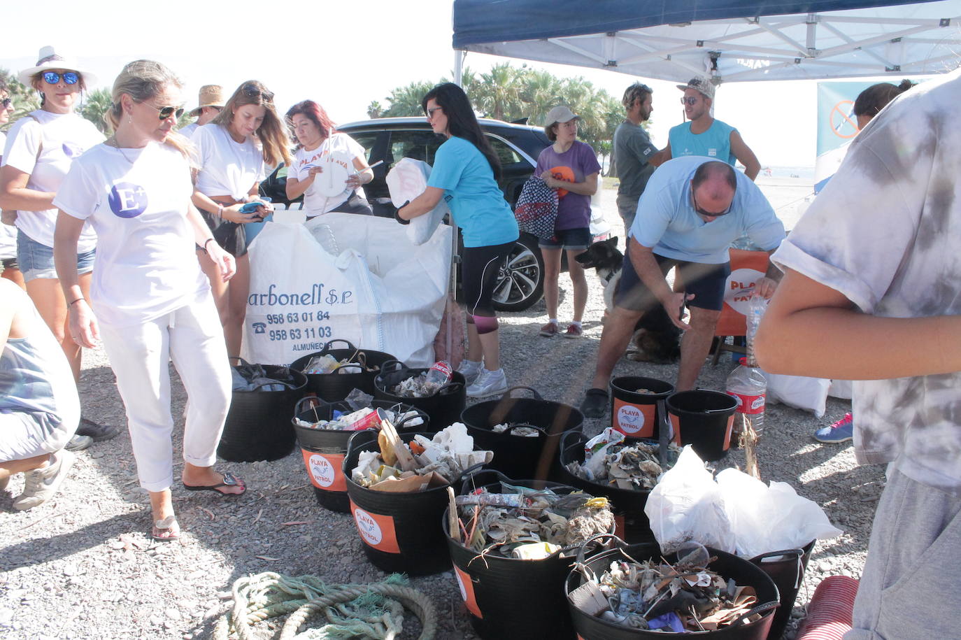 Más de mil personas se reúnen en cuatro municipios costeros de Granada y logran retirar más de 100.000 colillas y 900 kilos de basura en una hora 