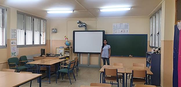 Trinidad Jiménez, alcaldesa de Tahal, en las instalaciones vacías del colegio de su municipio.