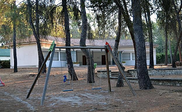 Unidad del colegio público rural del Pantano de Bermejales, cerrada hace tres cursos por falta de alumnos. 