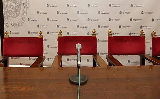 Situación de la sala de comisiones a las diez de la mañana, cuando estaba anunciada la rueda de prensa.