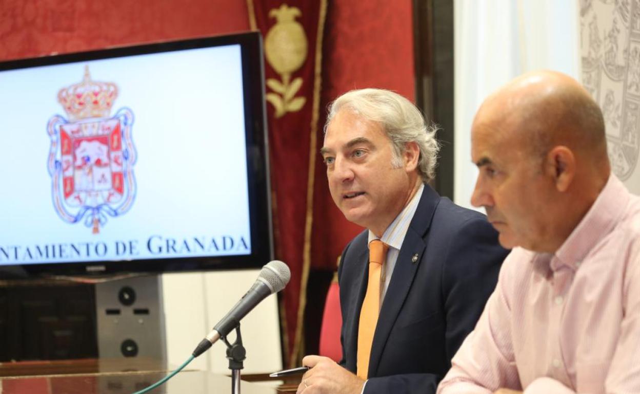 El concejal de Deportes, José Antonio Huertas, junto al Carlos Melero, director del área del Consistorio. 