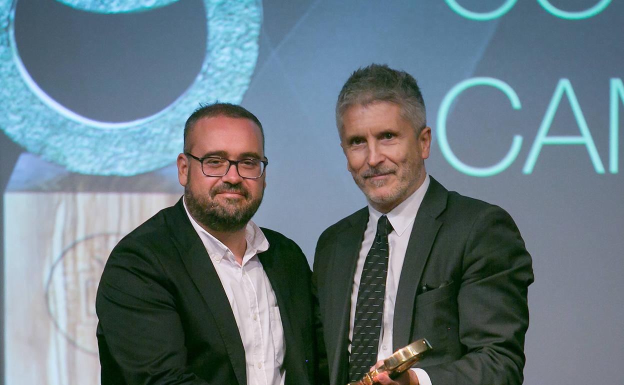 Jorge Pastor recibe el premio de manos del ministro Marlaska.