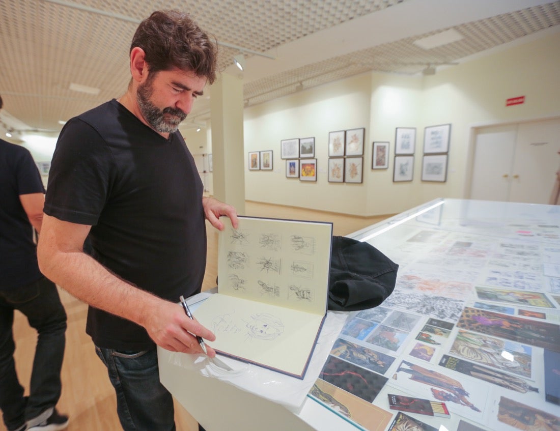 El detective gatuno llega a la Sala de CajaGranada en Puerta Real